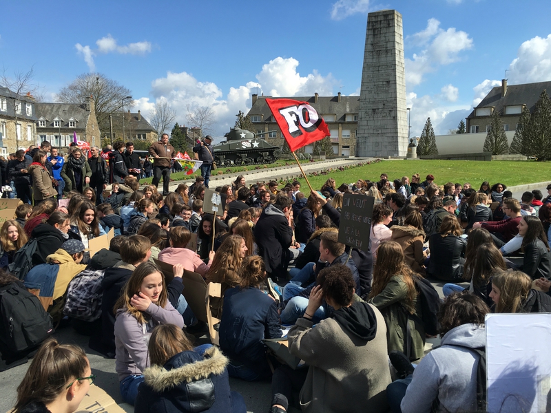 manifestation loi travail Avranches 31 mars 2016 lycéen défilé cortège place Patton sitting