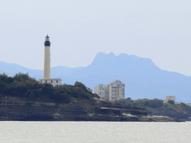 Anglet, plage de la Madrague, vue sur le phare et les trois couronnes