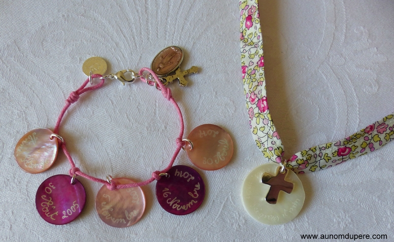 Bracelet de Profession de Foi sur cordon avec médaille miraculeuse rose (41 €) et collier de Communion sur ruban Eloïse rose (36 €)