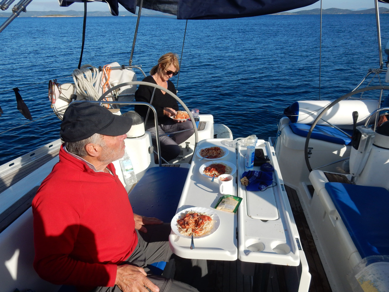 Mouillage côte SE de Tetovisnjak Vela, spaghettis au soleil dans le cockpit, 1er novembre 2019