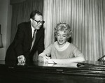 1958_marilyn_sign_contract_for_slih_3_2