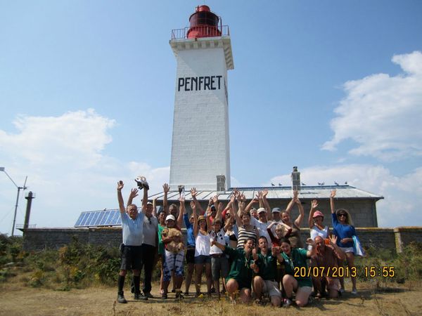 equipe-devant-le-phare