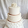<b>Gâteau</b> 3 étages, blanc et dentelle - 3 tiers white cake 