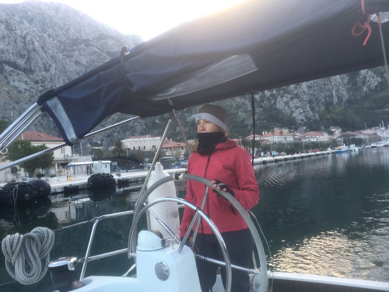 Kotor, Christine à la barre quitte la marina, jeudi 22 octobre 2020