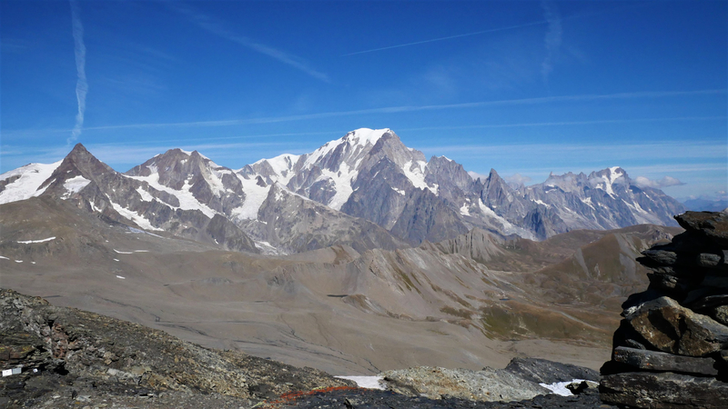 Aiguille des Glaciers, de Tré-La-Tête, Dôme du Gouter, Mont-Blanc, Aiguilles Noire et Blanche de Peuterey, Dent du Géant, Grandes Jorasses.