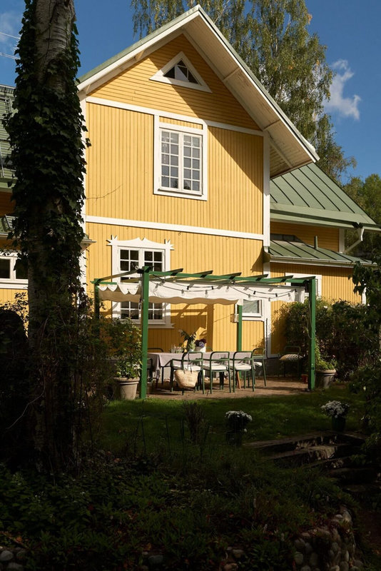 yellow-exterior-garden-dining-area-nordroom-1001x1500