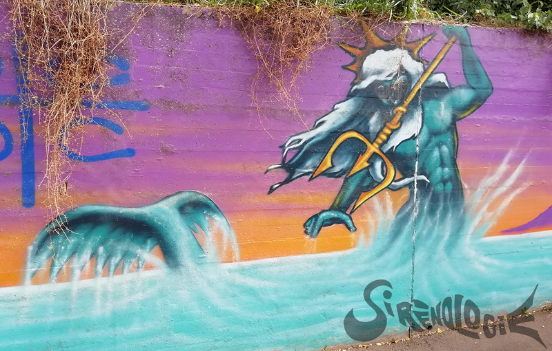 street art Massy - fonds marins, triton à couronne et trident, vague de surf - gros plan avec queue de poisson