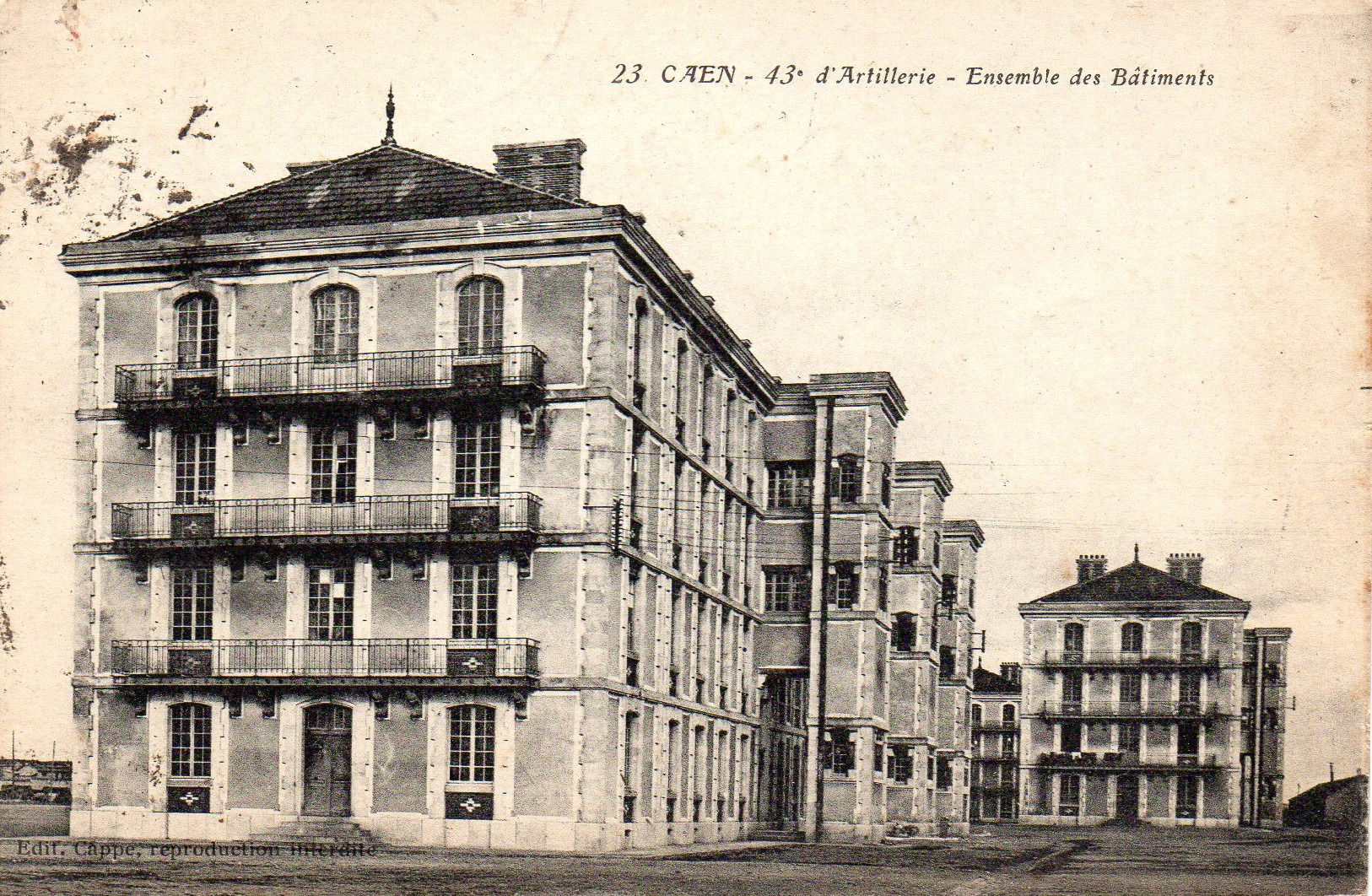 03 Caen, Quartier Claude Decaen, les bâtiments principaux, arrière