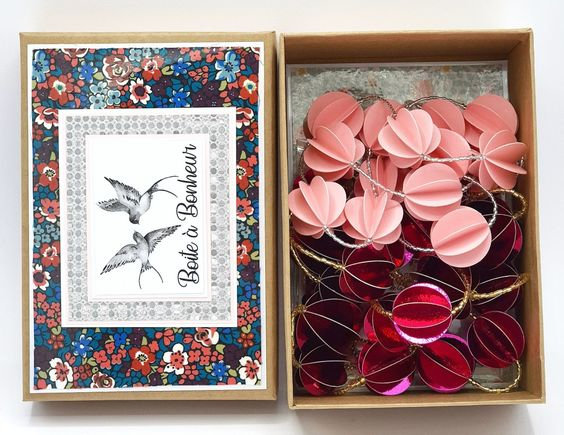 boite liberty et guirlande papier rose