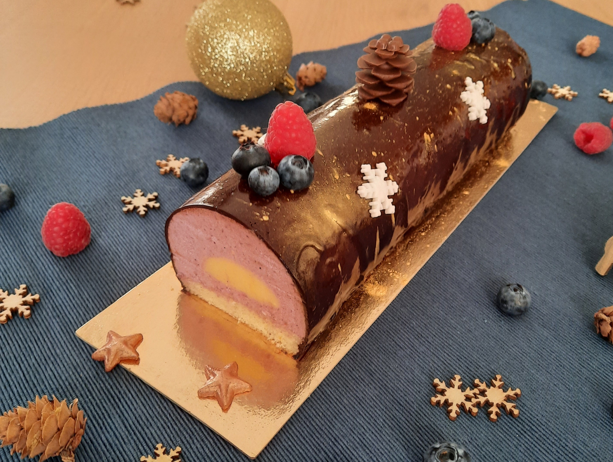 bûche mousse chocolat, insert lemon curd,glaçage miroir chocolat