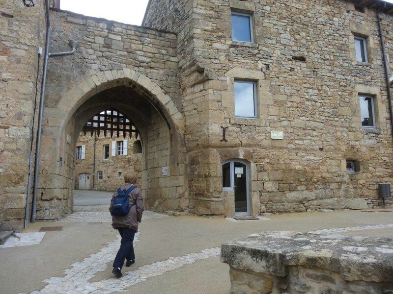 L'entrée du village médiéval de Vimenet