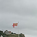 VU sur la côte <b>normande</b>: le <b>drapeau</b> d'une <b>Normandie</b>... rattachée à l'Angleterre? (Du grand n'importe quoi!)