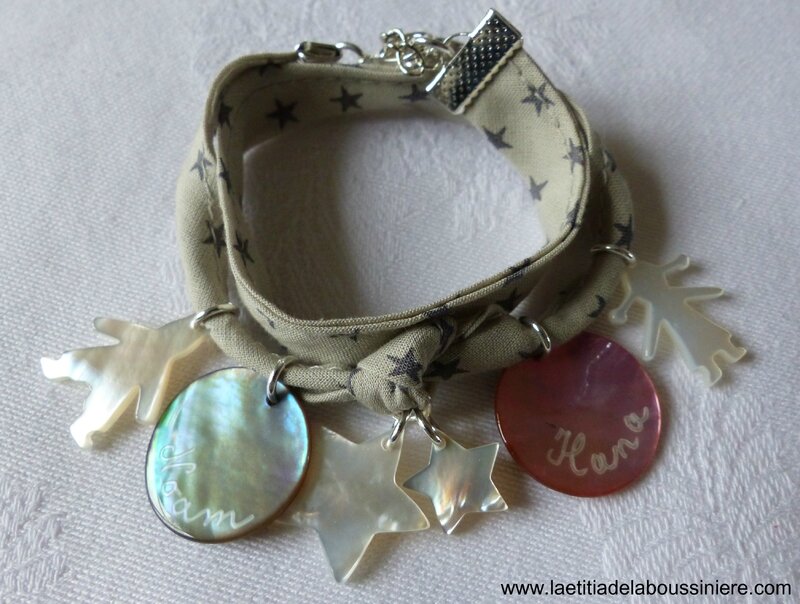 Bracelet double tour médailles en nacre gravées et breloques en nacre