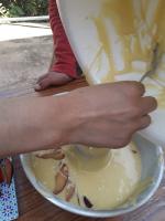 versement de la pâte dans le moule à cake