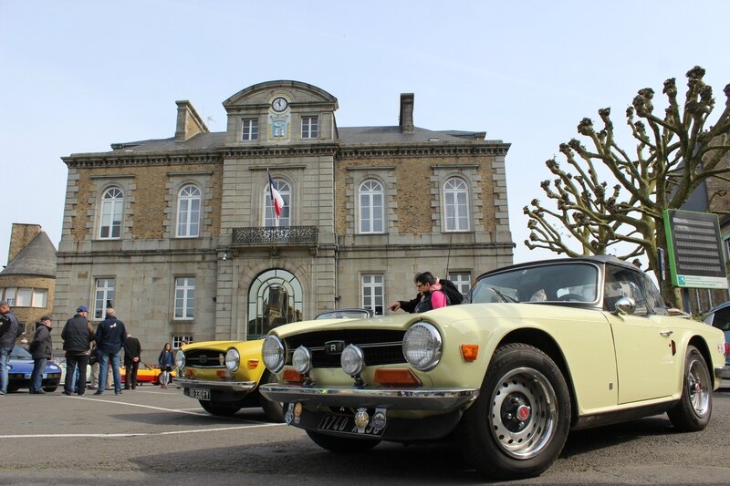 rassemblement voitures anciennes Avranches mai 2014 place Littré Hôtel de ville