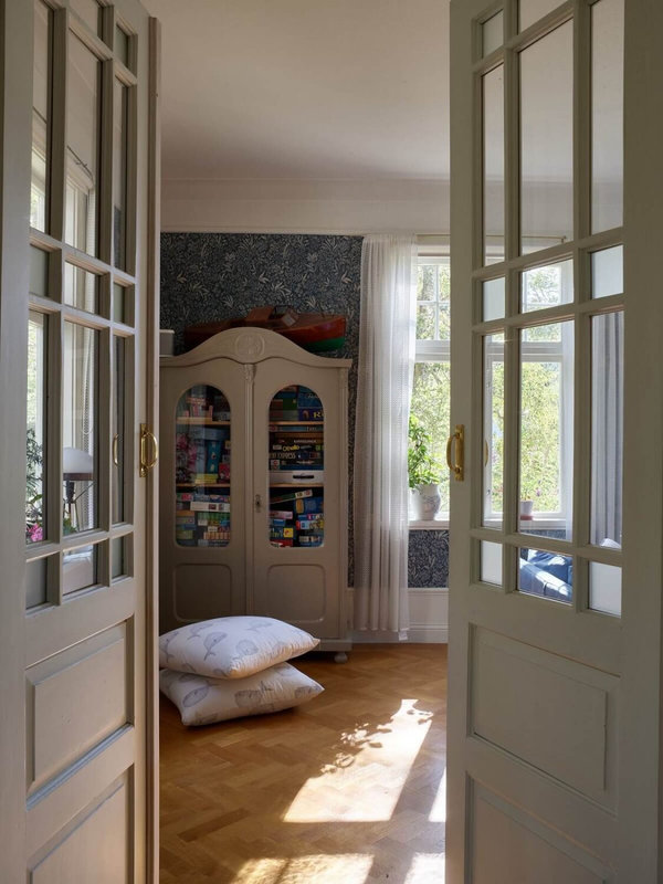 double-glass-wooden-doors-living-room-blue-wallpaper-nordroom-1125x1500
