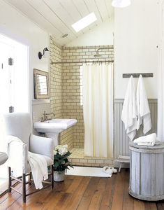 Bathroom_Plank_Wood_Flooring_HTOURS0206_de_98054537