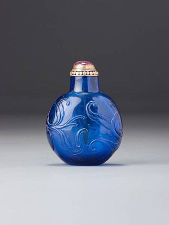 A_sapphire_blue_glass__peaches__snuff_bottle1