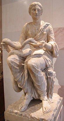 Statue d'Hygie tenant une coupe où boit un serpent, copie romaine (Ier siècle) d'un original grec, musée de l'Ermitage