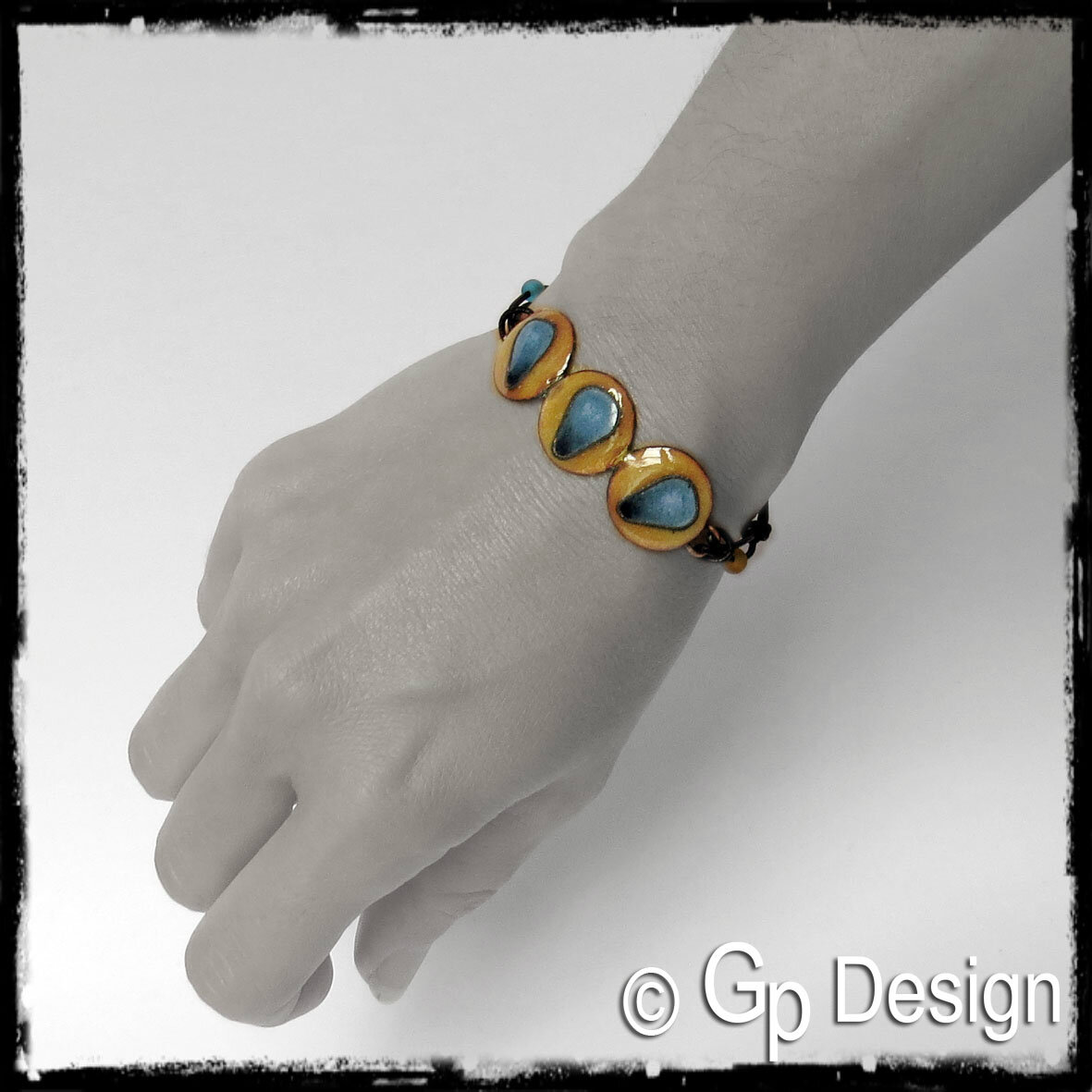 Bracelet gourmette cuivre émaillé cloisonné forme goutte jaune et bleu - lacet cuir et perles de verre porté .jpg