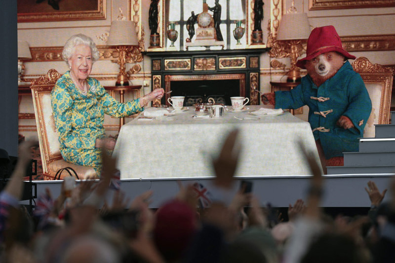 Elizabeth-II-son-incroyable-sketch-avec-l-ours-Paddington-pour-lancer-le-concert-du-Jubile