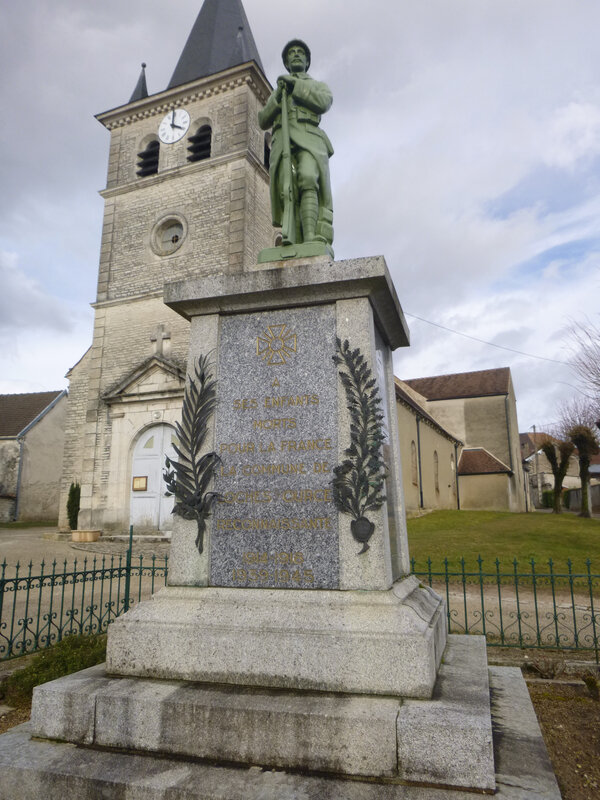 1 monument LOCHES SUR OURCE (2)