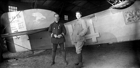 1918-03-16 - Mezergues à gauche avec son mitailleur en 1918