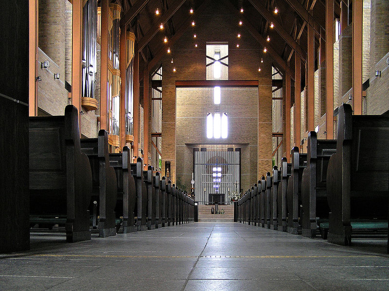 1280px-St-Benoit-du-lac-Interieur