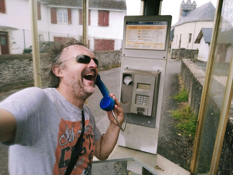 Jénorme est dans une cabine téléphonique à Araux (64)