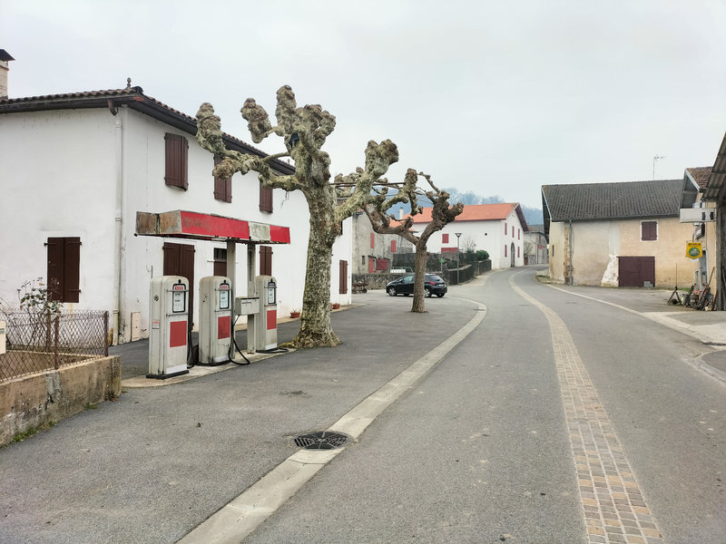 Bergouey-Viellenave, station service et route (64)