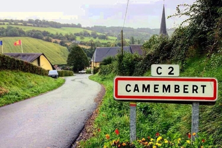 301381-camembert-le-village-de-camembert
