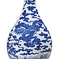 A large blue and white 'dragon' vase, Qing dynasty, <b>18th</b>-<b>early</b> <b>19th</b> <b>century</b>