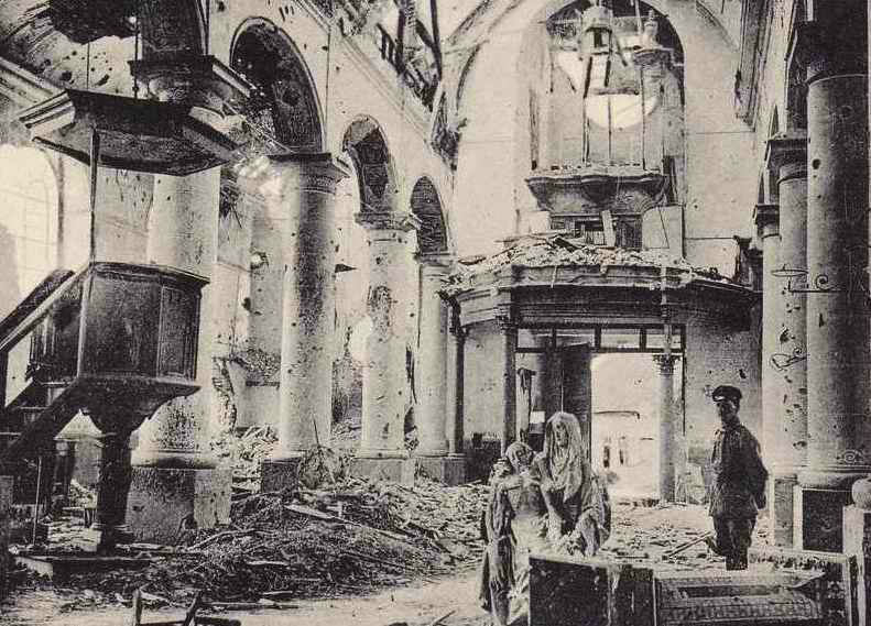 Poelcapelle ruines intérieur de l église