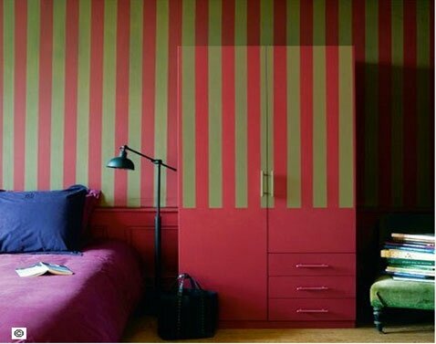 couleur-chambre-papier-peint-rayures-rouge-et-gris-kaki5