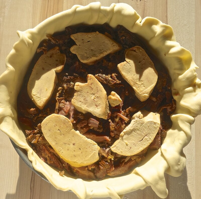 tourte au confit de canard, au foie gras, aux pommes de terre, aux cèpes, etc...