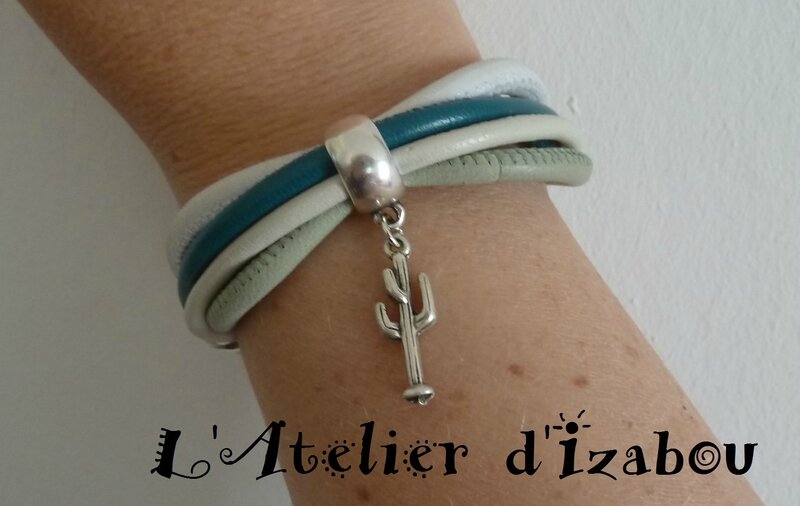 P1130507 Gros bracelet cuir rond blanc, turquoise et vert d'eau, breloque cactus, fermoir toggle rond