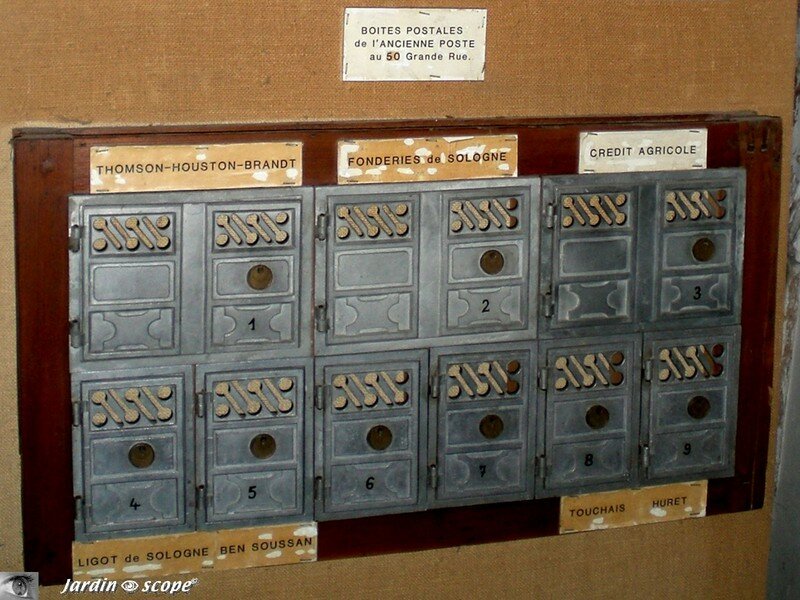 Anciennes boites postales (vues au château La Ferté-St-Aubin)