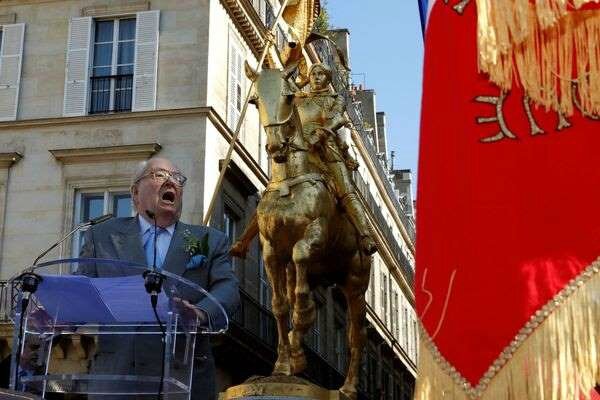 © Philippe Wojazer Jean-Marie Le Pen, au pied de la statue de Jeanne d'Arc, dans le 1er arrondissement de Paris