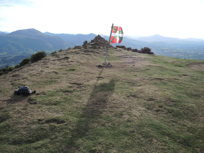 Mont Ursuya, sommet, drapeau basque et ombre (64)