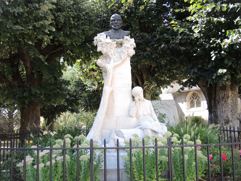 Chitry-les-Mines, statue de Jules Renard (58)