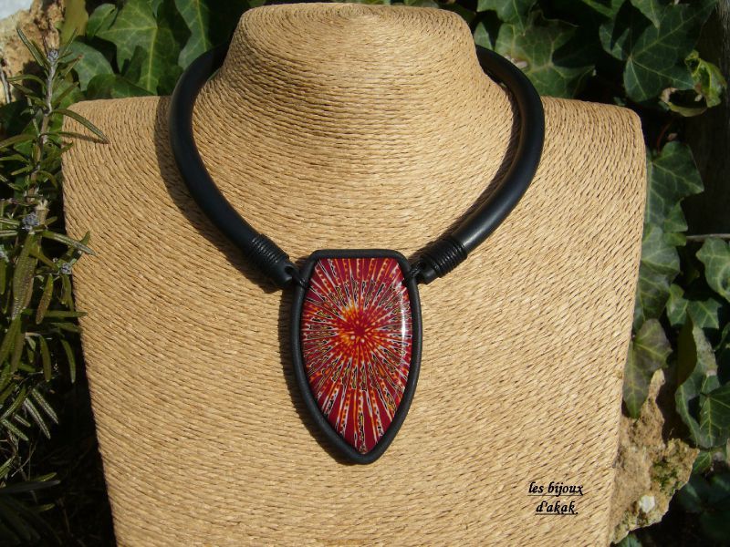 collier watusi rouge signé