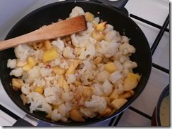 P1060625 recettes plats recettes legumes Comme un gratin de chou fleur, pommes, oignon et poulet sauce curry…en cocotte !!