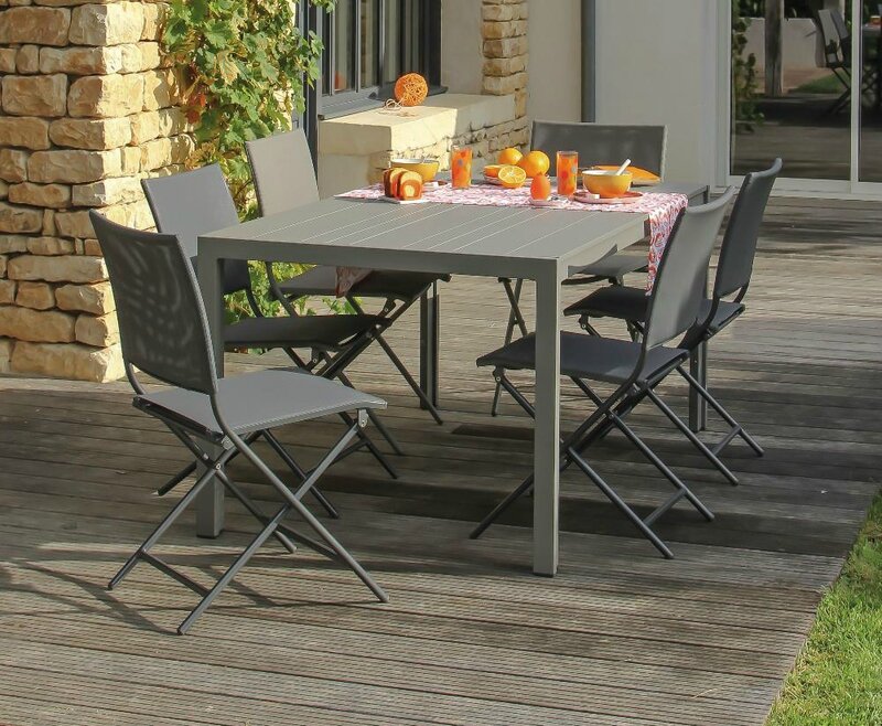 Salon-Ibiza-table-chaises-pliantes (1)