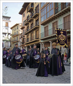 Catalayud_procession_soutanes_mauves_enfant_280310_015