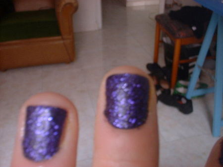 vernis_violet____paillettes_violettes_gros_plan