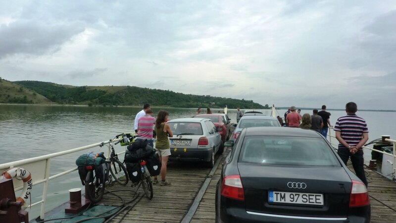 La route - Le bac sur le Danube