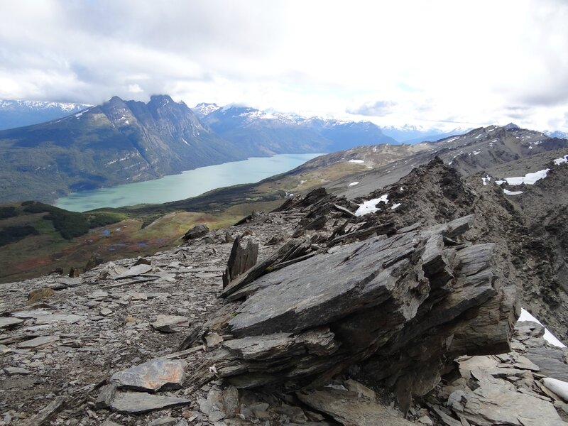 Panorama sur le Parc National de la Terre de Feu et la cordillère de Darwin depuis la 2ème partie pierreuse de la montée vers le Cerro Guanaco