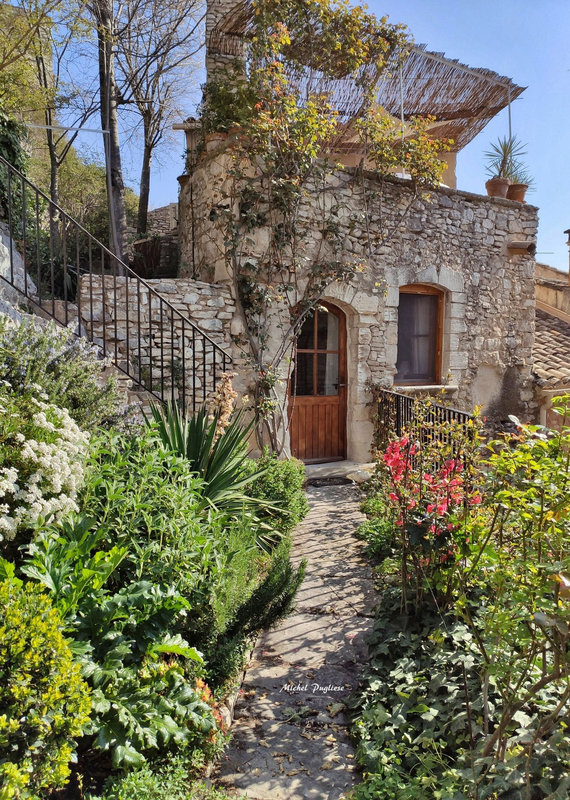 Jolie maison en pierre à Joucas (Vaucluse)