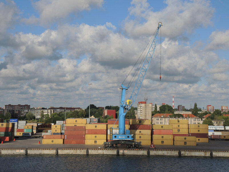I) Klaipeda, vue sur le port depuis le ferry, container (Lituanie)
