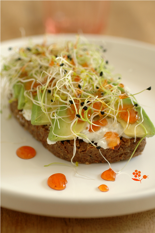 Tartine pain Essène, chèvre frais, avocat, graines germées & gelée de piment